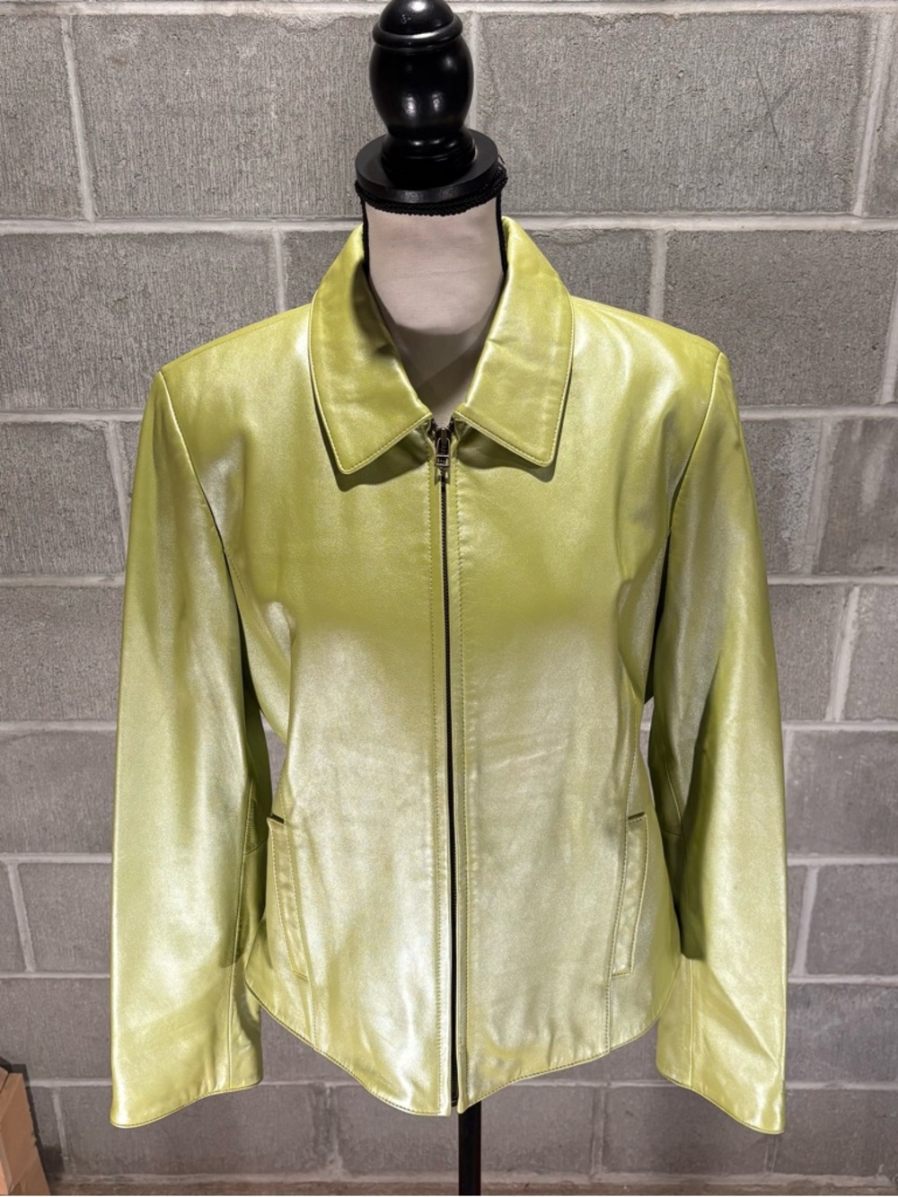 Liz Claiborne genuine leather jacket. - Picture 3 of 14